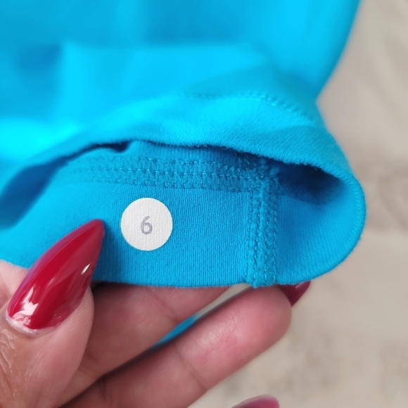 LULULEMON Scoop Neck Mesh detail Tank size 6 - Picture 6 of 8